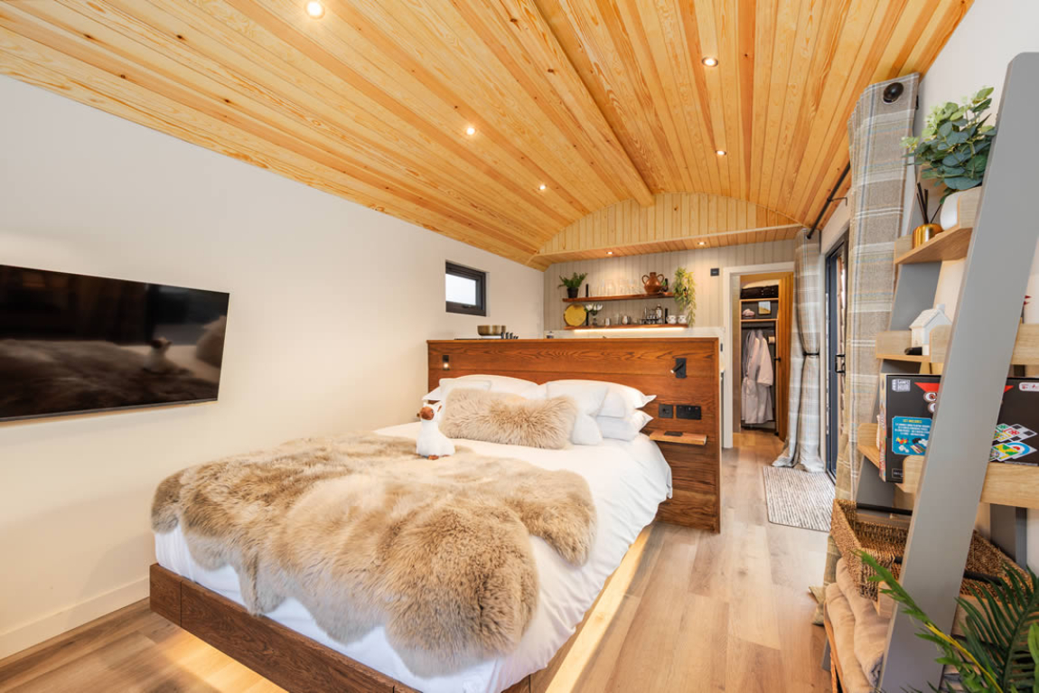 luxury-hot-tub-hut-interior