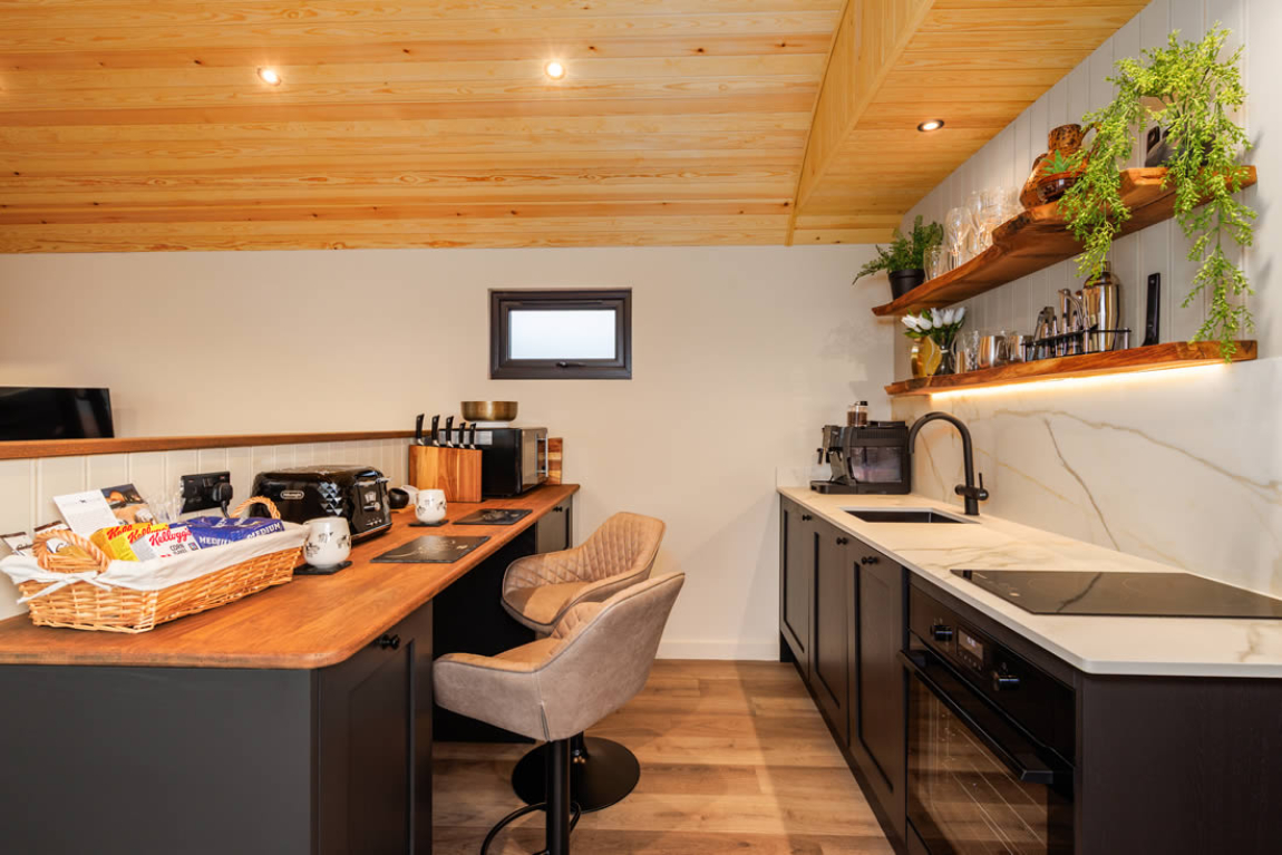 luxury-hottub-hut-kitchen02