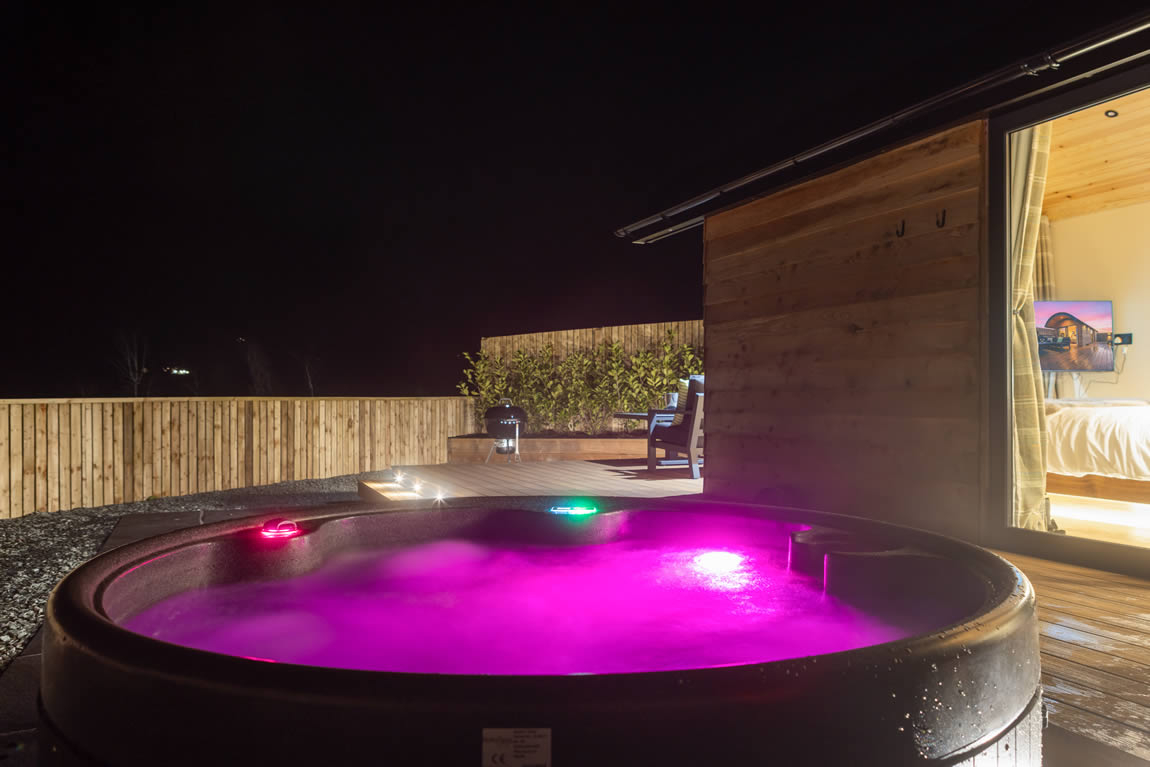 luxury-hottub-hut-night-hottub