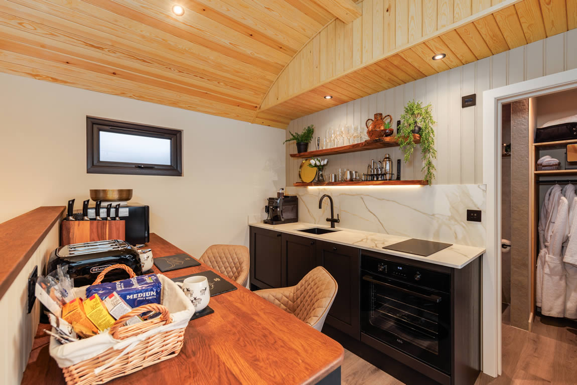 luxury-hut-kitchen