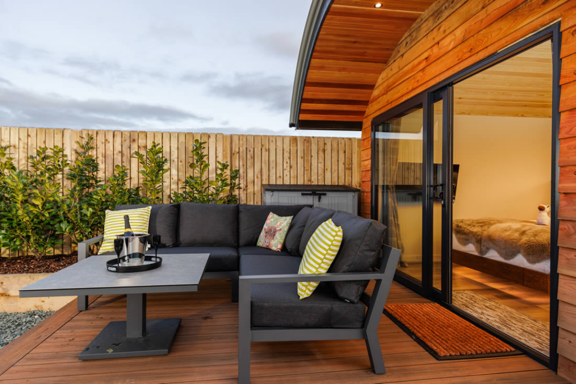 luxury-hut-outdoor-seating